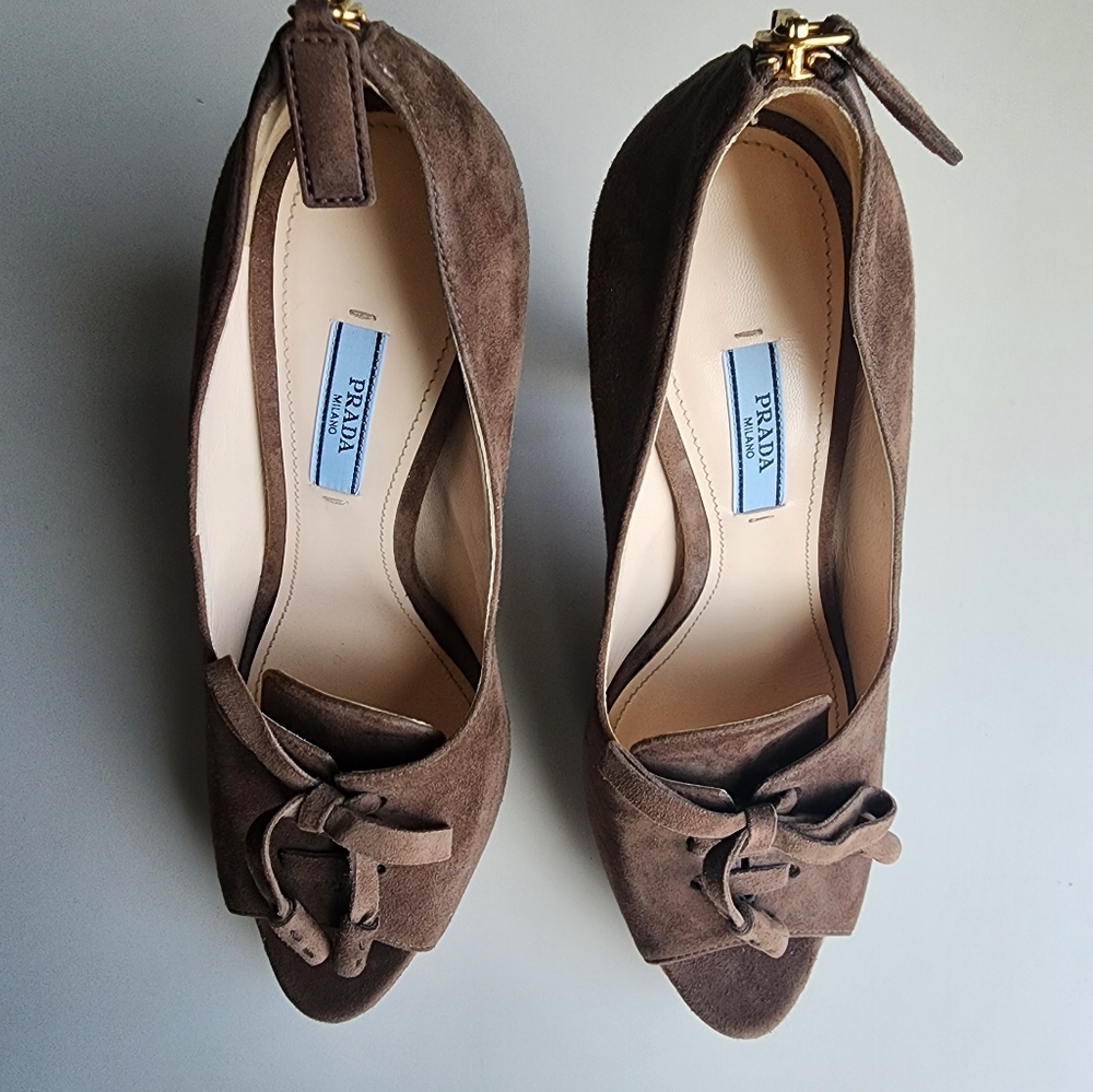 Prada brown Suede Pumps